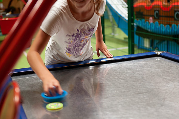 Ein Mädchen spielt Airhockey im Piratenland Neuwied