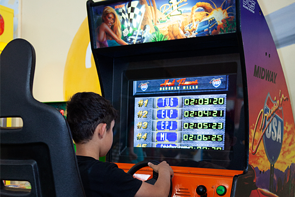 Ein Junge spielt Autorennen an einem Spielautomaten in Piratenland Neuwied