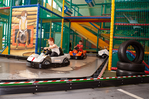 Zwei Jungen auf der Kartbahn im Piratenland Neuwied