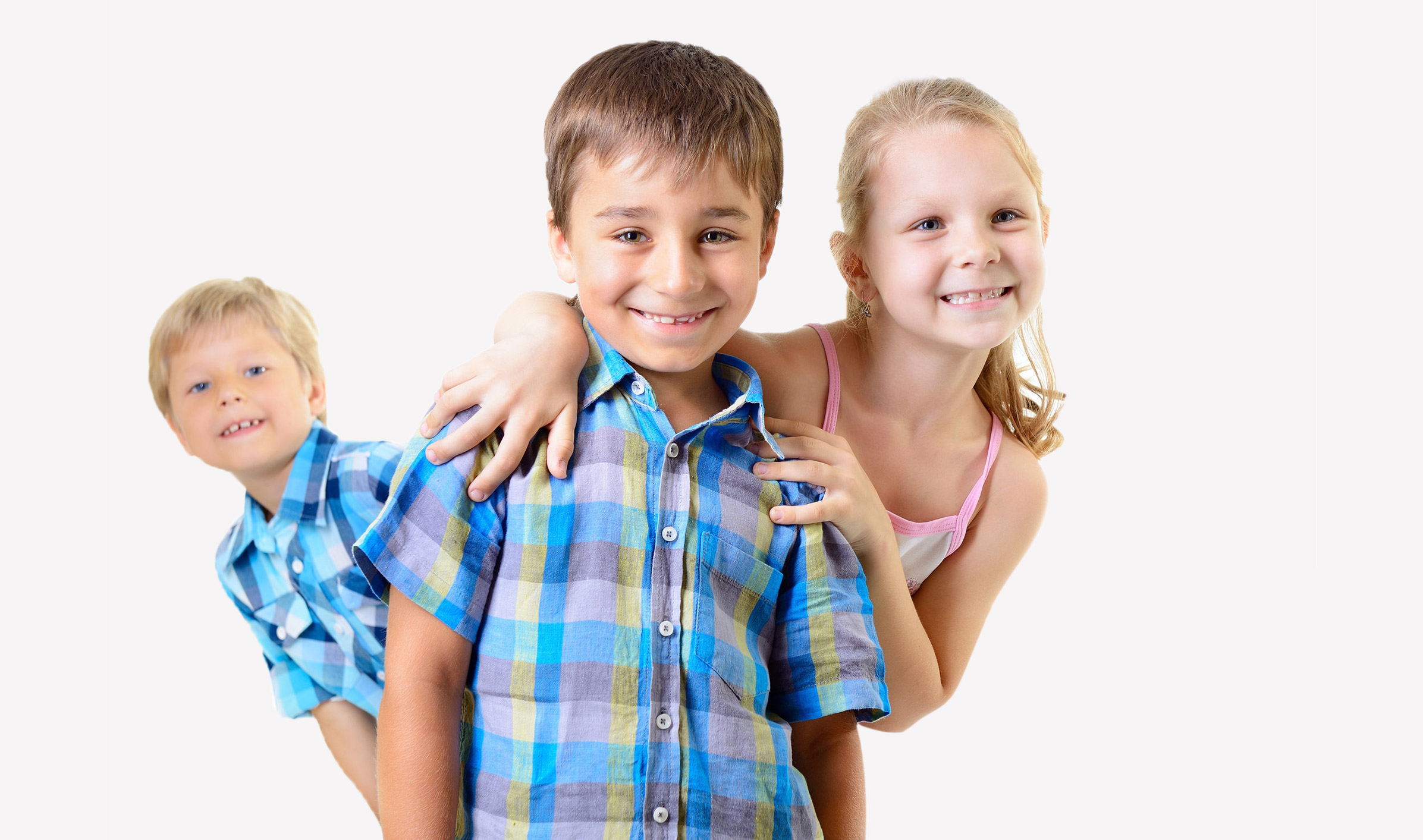 Drei Kinder, die in die Kamera lächeln