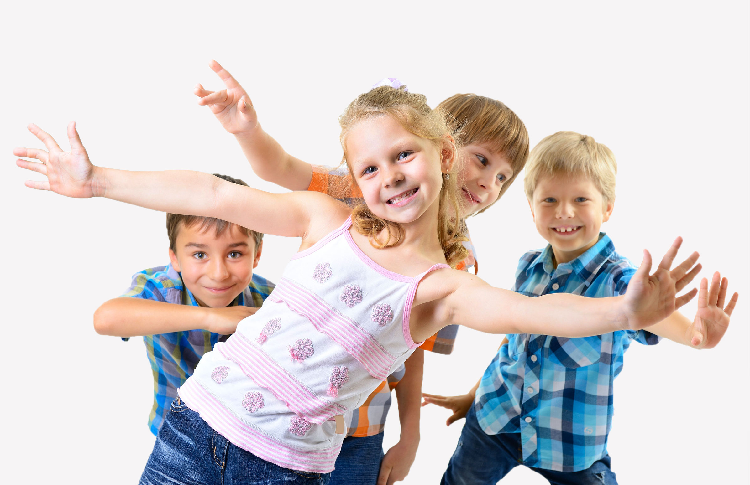 Vier Kinder, die mit ausgebreiteten Armen in die Kamera lächeln