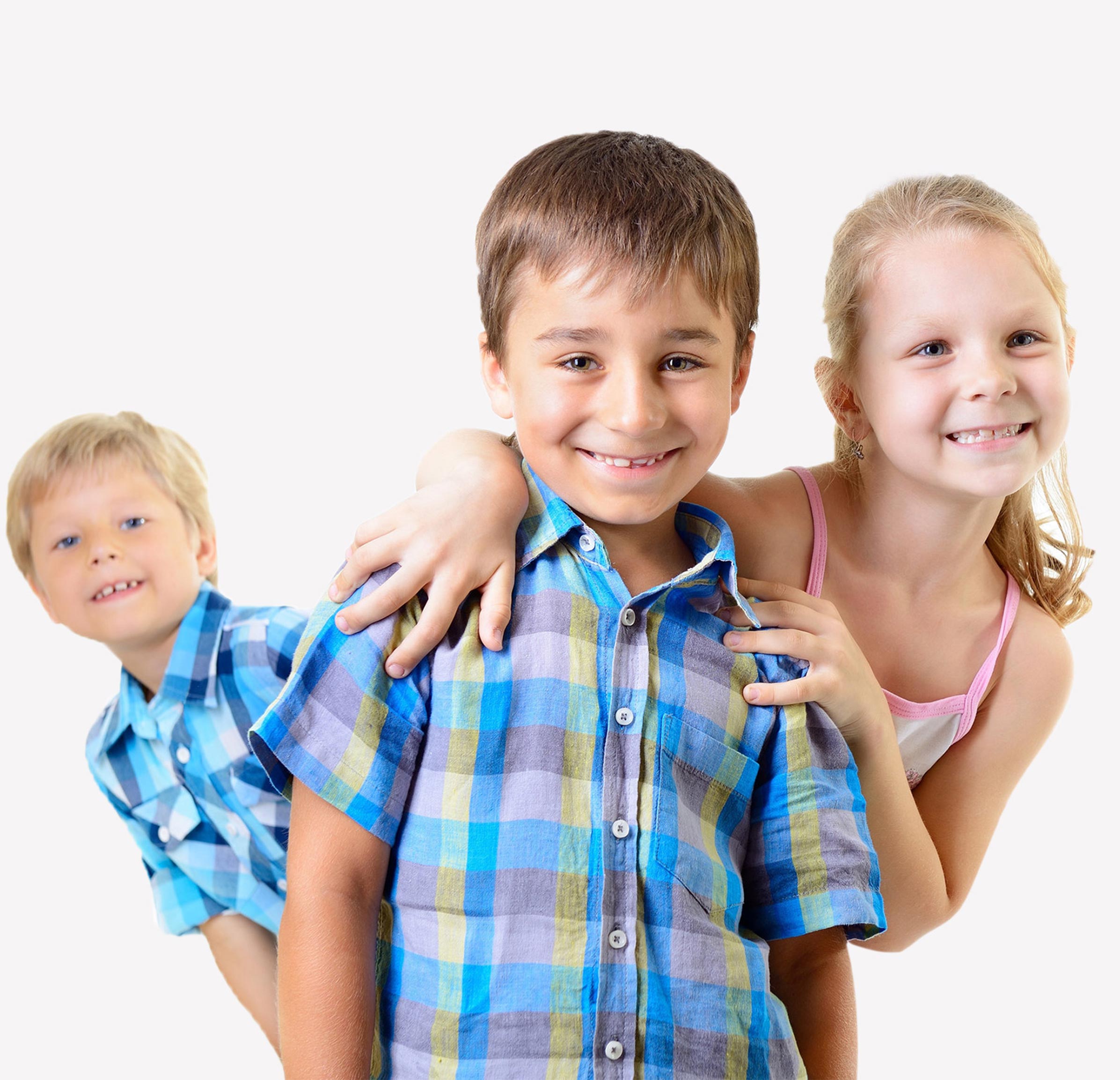 Piratenland Neuwied Drei junge Kinder, zwei Jungen und ein Mädchen, die in die Kamera lächeln
