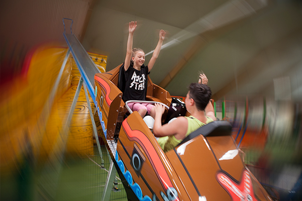 Ein Junge und ein Mädchen auf dem Piratefly im Piratenland Neuwied