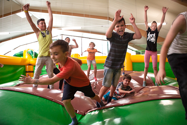Eine Gruppe von Kindern auf dem Softmountain im Piratenland Neuwied