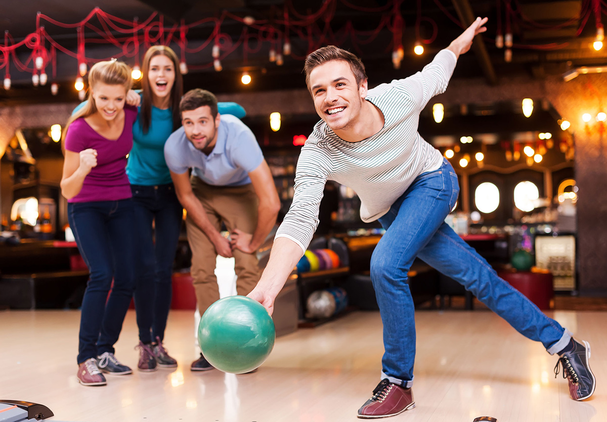 Eine Gruppe junger Menschen beim Bowling spielen