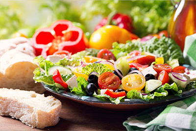 Ein knackiger Salat in einer dunklen Schüssel