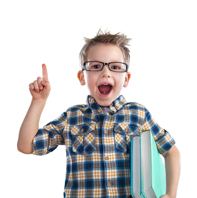 Ein ungefähr 6-jähriger Junge mit schwarzer Brille und erhobenem Zeigefinger